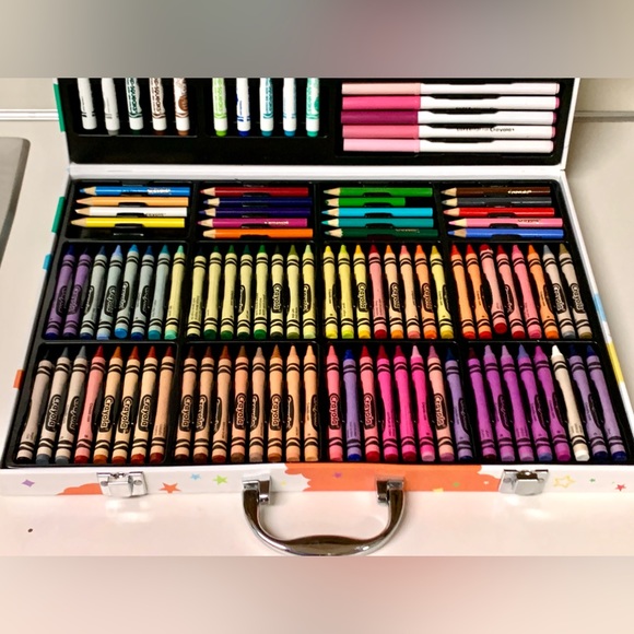 CRAYOLA 124 Piece Crayon Marker Colored Pencil Illustrated Kit Carrying Case Set - Picture 14 of 15